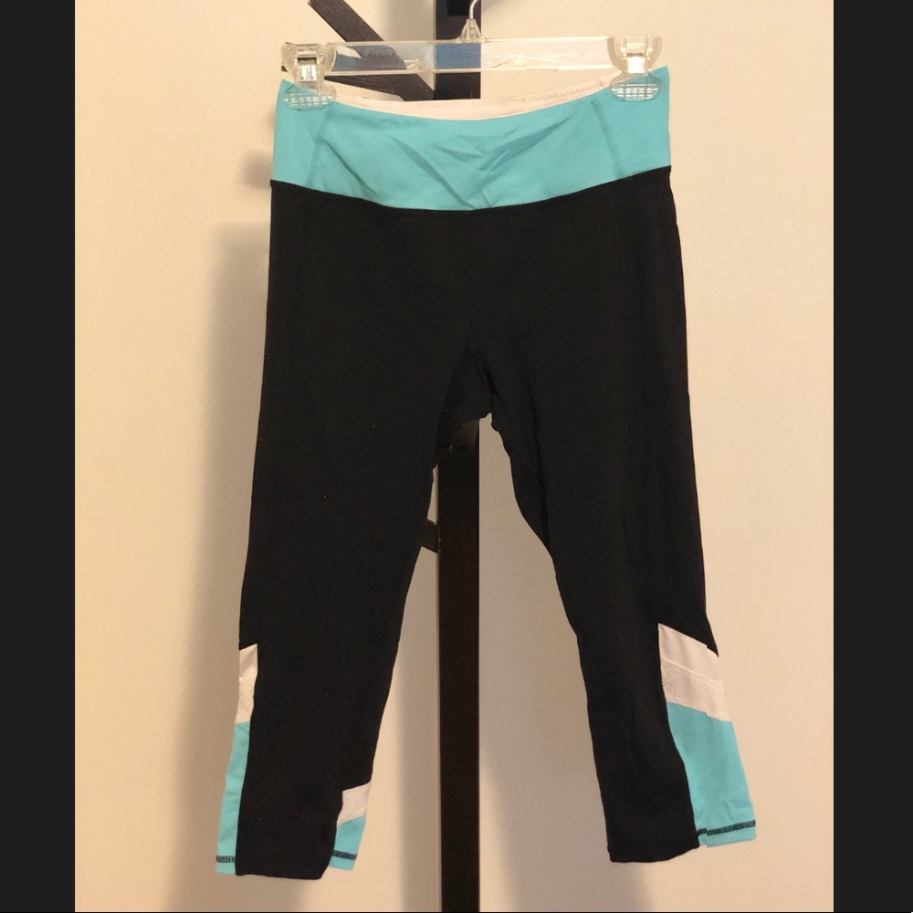 Quarter length active leggings